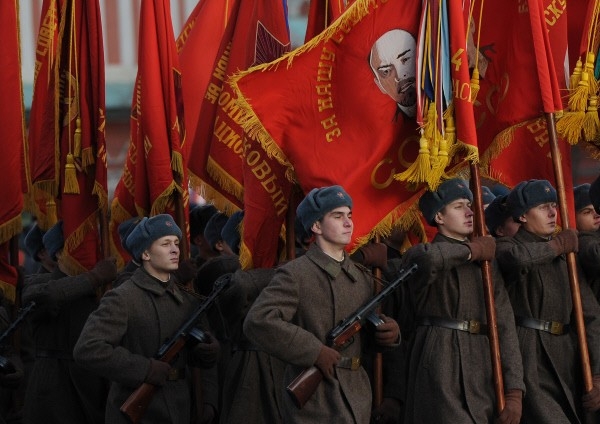 Одетые в военную форму 1941 года военнослужащие на Красной площади во время торжественного марша, посвященного 71-й годовщине Парада 1941 года.