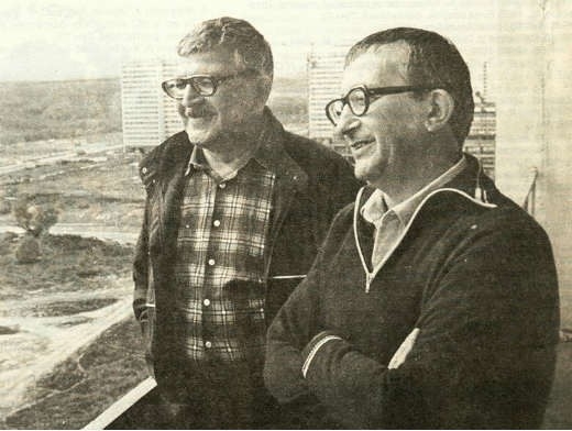 Борис (справа) и Аркадий Стругацкие на балконе. 1980-е годы, Москва.