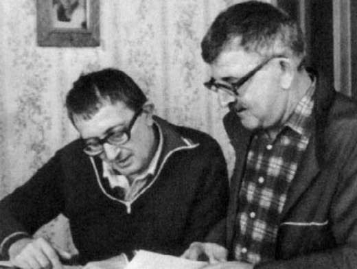 Аркадий Стругацкий (справа) был старше Бориса на 8 лет. Вместе братья создали десятки книг, которые навсегда войдут в историю и отечественной, и мировой фантастики.
