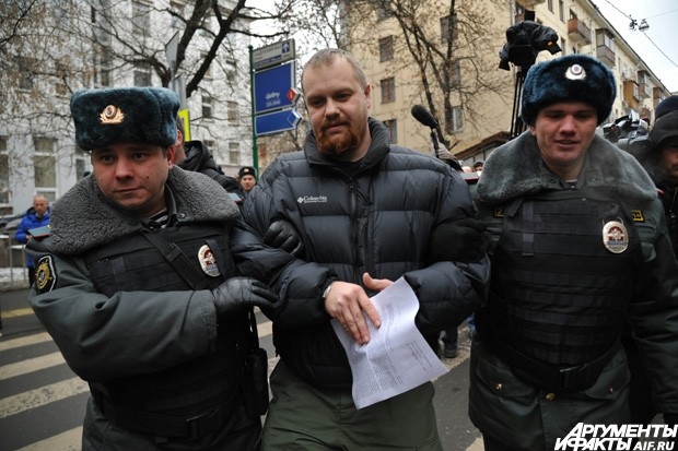 Сотрудники правоохранительных органов задерживают лидера националистического объединения "Русские" Дмитрия Демушкина около здания замоскворецкого суда.