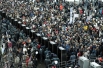24.12.2011 г. Участники митинга оппозиции "За честные выборы" проходят через металлоискатели, установленные на проспекте Академика Сахарова в Москве.