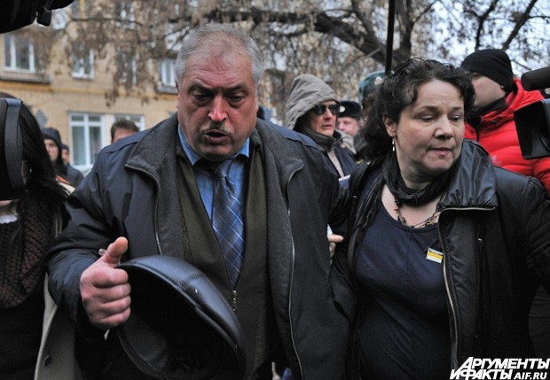 Отец погибшего студента Ивана Агафонова Александр Агафонов возле здания Замоскворецкого суда.