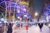 Знаменитая праздничная иллюминация на Елисейских полях в Париже в этом году переоформлена, чтобы больше соответствовать духу Рождества
