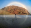Туманная радуга— радуга, представляющая собой широкую блестящую белую дугу, обусловленную преломлением и рассеиванием света в очень мелких капельках воды.