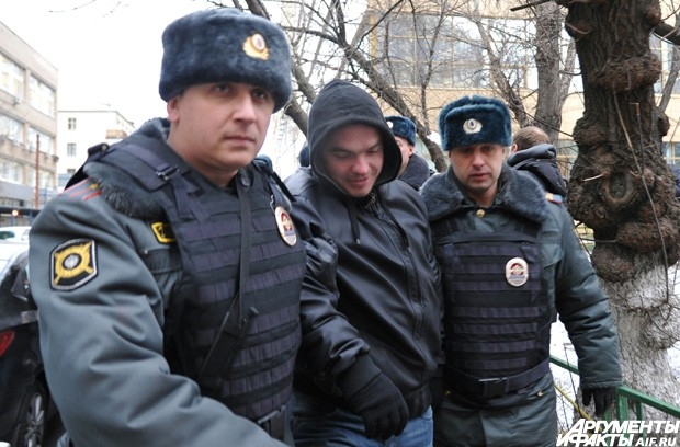 Сотрудники правоохранительных органов задерживают участника акции у Замоскворецкого суда, где проходит оглашение приговора по делу Расула Мирзаева.