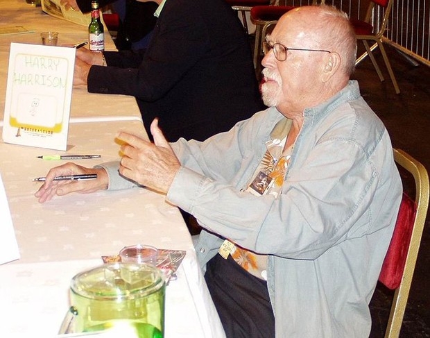 <b>Гарри Гаррисон</b>,<br>(1925-2012)<br>Писатель<br>Фантаст Гарри Гаррисон был один из немногих «разрешенных» зарубежных
писателей в СССР. Интеллигенция зачитывалась его романами «<i>Пленённая
вселенная»,<br>
«Врач космического корабля», сериями ром