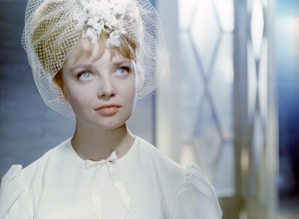 Наталья Кустинская
(1938-2012)
актриса
“Алло, Шурочка? Я сейчас улетаю в Гагры!” Снявшись всего в нескольких ролях (“Иван Васильевич меняет профессию”, “Три плюс два”, “Весенняя сказка”, “Вечный зов”), Наталья Кустинская прогремела по Союзу своей красо