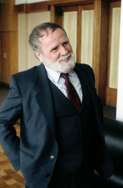 <b>Василий Белов</b><br>(1932-2012)<br>писатель<br>«Бобришный угор тихо рокотал соснами, когда мы уходили по лесной дороге. Река
мерцала, кукушка молчала, а на окне так и остались синие лесные цветы, и
сосновые лапы, и томик Толстого. Наверное, сейчас