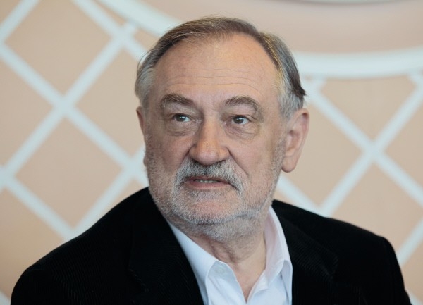 <b>Богдан Ступка</b><br>(1941-2012)<br>актер<br>Пожалуй, самый известный современный украинский актер Богдан Ступка снялся в
огромном количестве фильмов. Его сравнивают с Робертом де Ниро, но для чего
сравнения, если мы своими глазами видели Ступку в