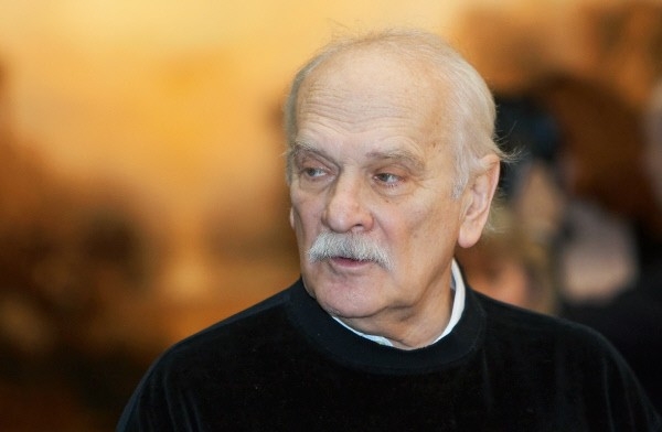 <b>Петр Фоменко</b><br>(1932-2012)<br>театральный и кинорежиссер<br>Прежде чем создать свою “Мастерскую Петра Фоменко”, режиссер прошел огромный
путь. Ленинградский театр Комедии, московские театры, Мосфильм, где Фоменко снял
несколько телеспект