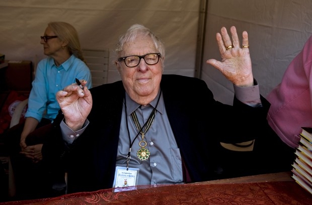 <b>Рэй Брэдбери</b><br>
(1920-2012)<br>
писатель<br>
“Вино из одуванчиков. Самые эти слова — точно лето на языке. Возьми лето в руку,
налей лето в бокал — в самый крохотный, конечно, из какого только и сделаешь
единственный терпкий глоток; поднеси