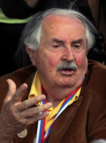 <b>Тонино Гуэрра</b><br>(1920-2012)<br>писатель, сценарист, художник<br>Писатель, художник, автор сценариев к фильмам “Ностальгия” Андрея
Тарковского, “Амаркорд” Федерико Феллини, “Брак по-итальянски” Витторио де Сика,
“Вечность и один день” Теодороса