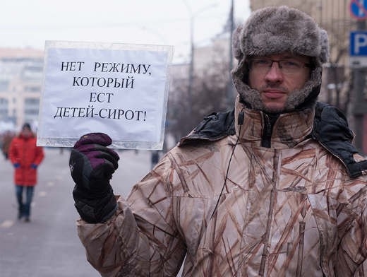 По мнению организаторов «Марша», принятие подобного закона нарушает права российских детей на полноценную семью и квалифицированную медицинскую помощь.