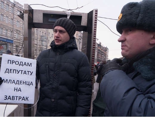 Собравшиеся скандируют: «Депутаты — подлецы!».