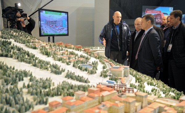 6 февраля 2013. Президент России Владимир Путин во время осмотра информационных стендов о комплексе для прыжков с трамплина "Русские горки".