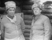 Генерал-лейтенант Василий Чуйков (слева) и командующий артиллерией армии Николай Пожарский (справа) на боевых позициях во время Сталинградской битвы.