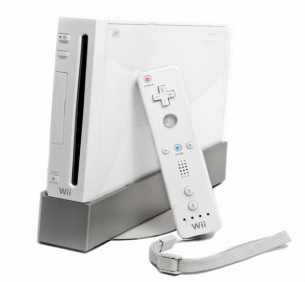 Nintendo Wii
<br >В 2006 году Nintendo вновь
совершила революцию в game-индустрии, анонсировав
приставку с беспроводными контроллерами и возможностью, даже необходимостью,
играть управляя персонажами с помощью своих движений.
