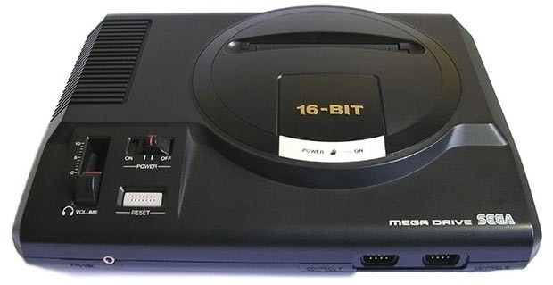 Sega Mega Drive 16-bit
<br >Хоть выпуск этой, более продвинутой, приставки и стартовал
чуть раньше Dendy, в 1990 году в Европе, до России она
добралась немного позже, году в 1994.Широкое распространение
Sega получила благодаря телешоу, построенном на