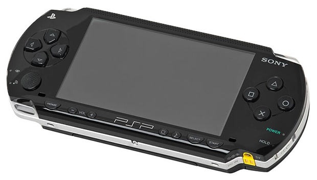 Sony PlayStation Portable (PSP)
<br >В ответ на Nintendo DS Sony также
в 2005 году выпустила свою портативную консоль - PlayStation
Portable или просто PSP – более понятную,
позволявшую проигрывать музыку в формате MP3 и фильмы
в большинстве современ