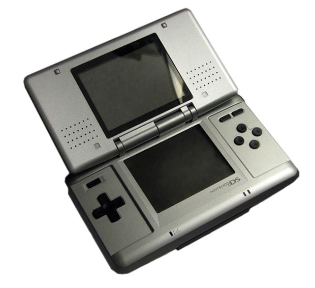 Nintendo DS
<br >В 2005 году в Европе начала продаваться портативная консоль
Nintendo DS – первый успешный проект подобного рода
после GameBoy. Она представляла собой «раскладушку» с
двумя экранами и управлялся с помощью стилуса и стандартных кнопок,