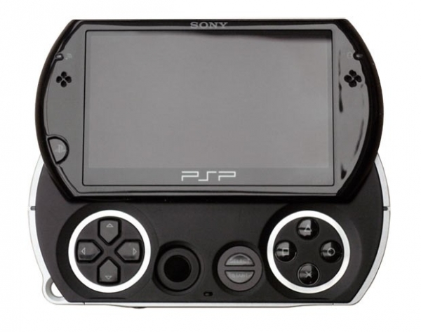 Sony PSP Go
<br >В 2009 году Sony представила миру
новую портативную консоль – логичное продолжение серии PSP.
Однако никаких революционных решений в ней не присутствовало. Прорывом можно
считать лишь отказ от распространения игр на сменных носителях.