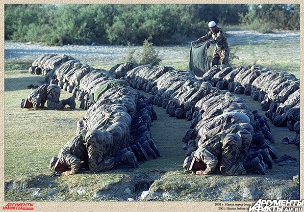 2001 г. Намаз перед боем. Пригород Кабула в Афганистане