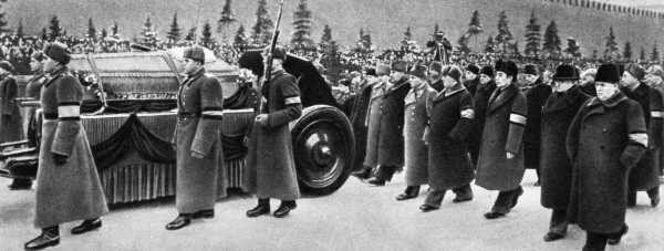Траурный кортеж с гробом Иосифа Сталина на Красной площади в Москве, за гробом следуют руководители партиии и правительства.