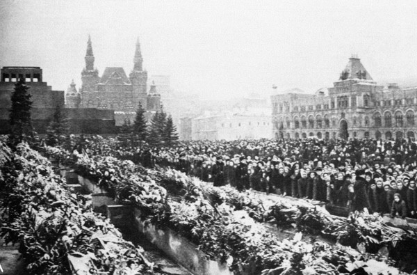 Москвичи на Красной площади в день похорон Иосифа Виссарионовича Сталина 9 марта 1953 года.