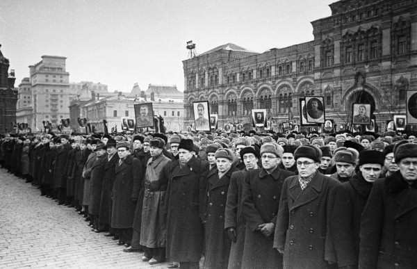 Похороны И. В. Сталина на Красной площади.
Трудящие столицы на траурном митинге.