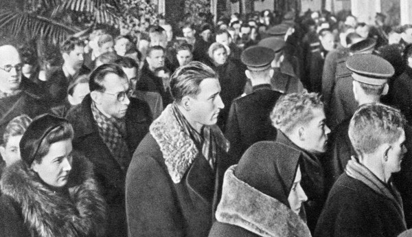 Жители Москвы проходят мимо гроба с телом Иосифа Сталина во время церемонии прощания в Колонном зале Дома Союзов.