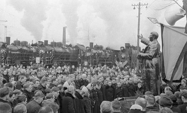 Траурные минуты в Сталинских мастерских Ярославской железной дороги в момент погребения тела И. В. Сталина.