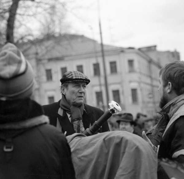 Поэт Евгений Евтушенко (в центре) снимает фильм по собственному сценарию "Похороны Сталина".