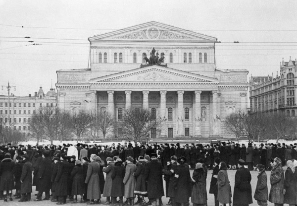 Участники церемонии прощания с Иосифом Виссарионовичем Сталиным, гроб с телом которого установлен в Колонном зале Дома Союзов в Москве.