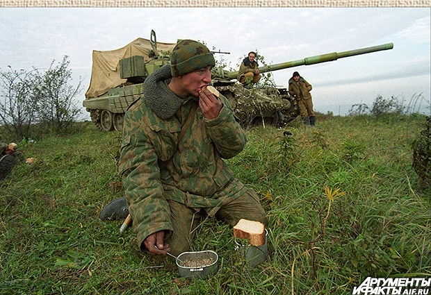 2001 г. Война войной, а обед по расписанию