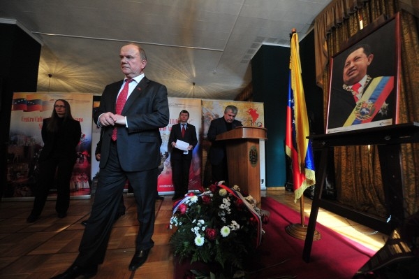 Лидер КПРФ Геннадий Зюганов в посольстве Венесуэлы в Москве, где проходят траурные мероприятия в связи с кончиной президента Уго Чавеса.