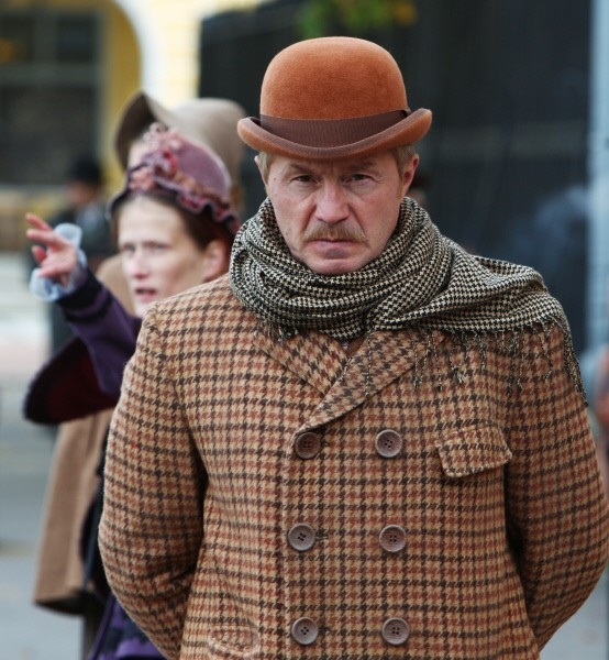 Актер Андрей Панин в роли Ватсона на съемочной площадке сериала "Шерлок Холмс" в Санкт-Петербурге.