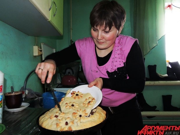 Закончив с делами, Гульсина принимается месить тесто для татарских национальных пирогов – губадии (с рисом, изюмом) и беляша (с мясом, картошкой)