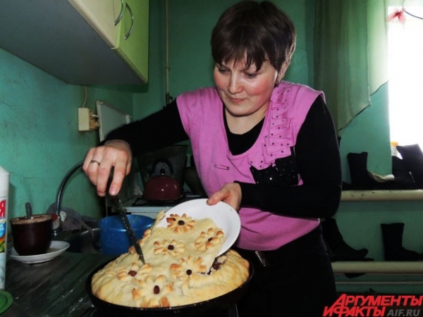 Закончив с делами, Гульсина принимается месить тесто для татарских национальных пирогов – губадии (с рисом, изюмом) и беляша (с мясом, картошкой) 