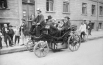 Эти моторизированные извозчики ещё не знали, что через пару десятков лет будут назваться таксистами. 1895 г.