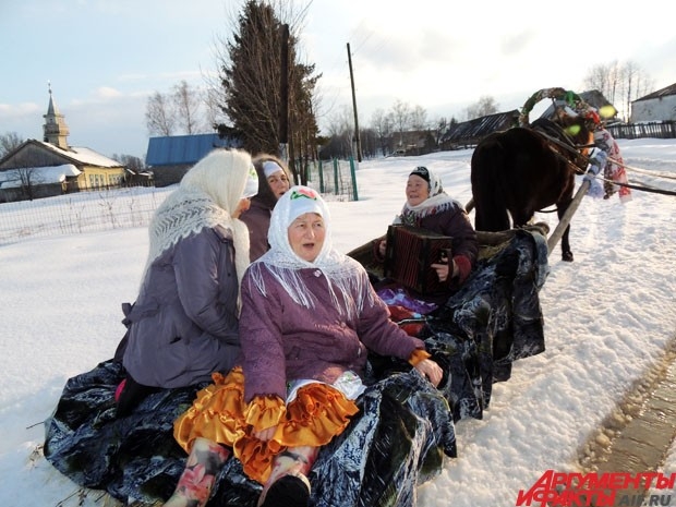К пяти вечера бабушки на санях в конной упряжке отправляются зазывать народ на праздник
