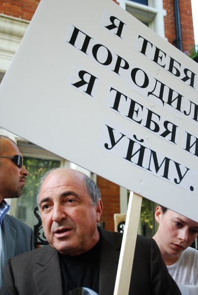 Бизнесмен Борис Березовский во время митинга в защиту 31-й статьи Конституции РФ, состоявшегося перед зданием посольства России в Великобритании.