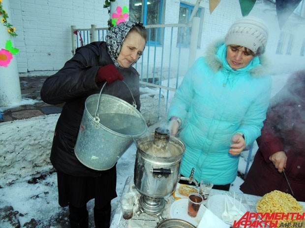 На улице в большом казане варят кашу из семи круп, собранных по всей деревне – «Карга боткасы» («воронья каша» – прим. автора). У некоторых народов это блюдо готовится из пророщенных зёрен пшеницы и называется «сумаляк».
