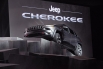 Свою внедорожность Jeep Cherokee доказал первым появлением на сцене, взобравшись на эстакаду из квадратных блоков.
