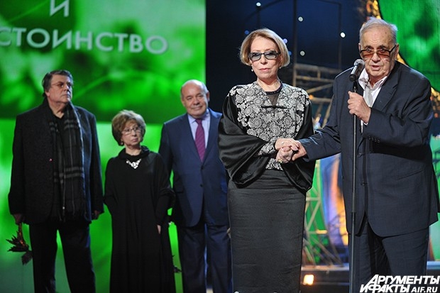 Актриса Инна Чурикова (слева), получившая приз в номинации «За честь и достоинство»