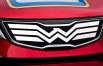 Кроссовер разработан совместно со студией комиксов DC Entertainment и автомобильным изданием Super Street.Фирменную радиаторную решетку Kia заменили на оригинальную эмблему героини – сдвоенные буквы «W» (от Wonder Woman), стилизованные под орла.