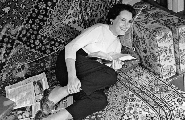 Элина Быстрицкая у себя дома. 1958