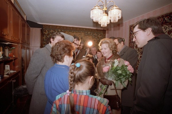 Премьер-министр Великобритании Маргарет Хильда Тэтчер (в центре с цветами) в одной из квартир в Крылатском во время знакомства с новым микрорайоном столицы в рамках ее официального визита в СССР.