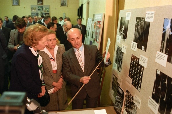 Премьер-министр Великобритании Маргарет Хильда Тэтчер (1925 г. р.) (слева) во время посещения Института кристаллографии АН СССР в рамках ее официального визита в СССР. 1987