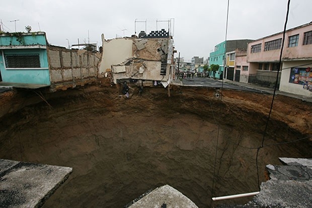 Карстовая воронка в Гватемале 2010г.