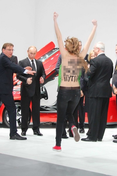 Участницы организации Femen устроили акцию на Ганноверской выставке.